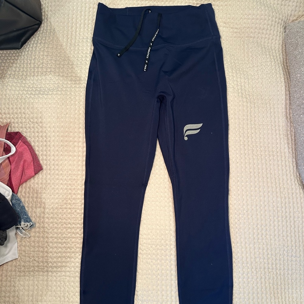 High-waisted navy blue leggings